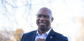 Bowman resplada leyes para los inmigrantes