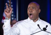 Adams presenta una iniciativa para ayudar a jóvenes en libertad condicional El alcalde de Nueva York, Eric Adams, anuncia un plan para evitar la delincuencia juvenil. EFE