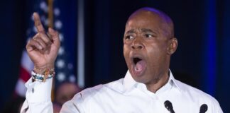 El alcalde de Nueva York, Eric Adams, anuncia un plan para evitar la delincuencia juvenil. EFE
