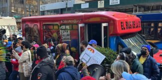 Bus inicia marcha con trabajadores excluidos