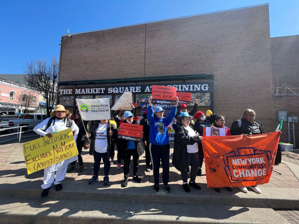 Manifestantes en Ossining en apoyo a los trabajadores excluidos.