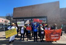 Más de mil trabajadores excluidos se manifestará en Albany Manifestantes en Ossining en apoyo a los trabajadores excluidos.