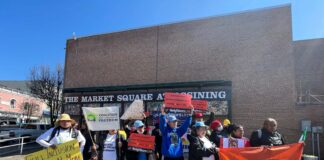 Manifestantes en Ossining en apoyo a los trabajadores excluidos.