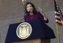 Piden a la gobernadora de Nueva York que no endurezca la ley de fianza