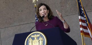Piden a la gobernadora de Nueva York que no endurezca la ley de fianza