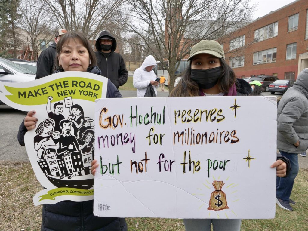 dos personas con pancartas durante una manifestación en Albany, Nueva York. EFE