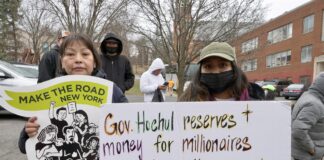 dos personas con pancartas durante una manifestación en Albany, Nueva York. EFE