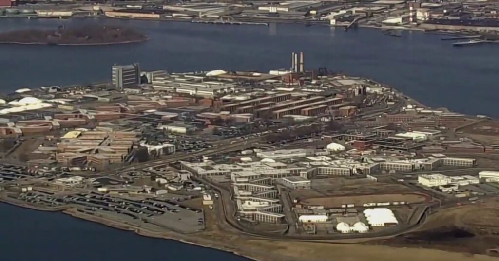 Denuncian condiciones deplorables para los presos en Rikers Island.