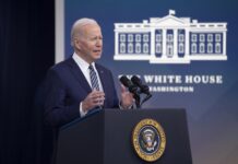 Biden libera petróleo para frenar subida de la gasolina
