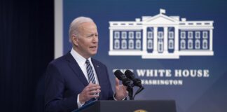 Biden libera petróleo para frenar subida de la gasolina