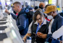 Pasajeros en uno de los aeropuertos de los Estados Unidos. EFE