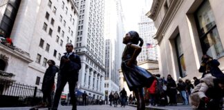 La "Niña sin miedo" seguirá frente a Wall Street