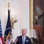 Biden restablece los vuelos a Cuba y elimina los límites a las remesas