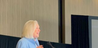 La senadora Kirsten Gillibrand, durante una de sus exposiciones. TW KG