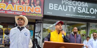El presidente de la Asociación de Bodegueros y Pequeños Negocios de Nueva York, el dominicano Francisco Marte, muestra una pegatina este jueves durante un acto en repudio a la violencia por armas de fuego realizado en el Bronx en Nueva York. EFE