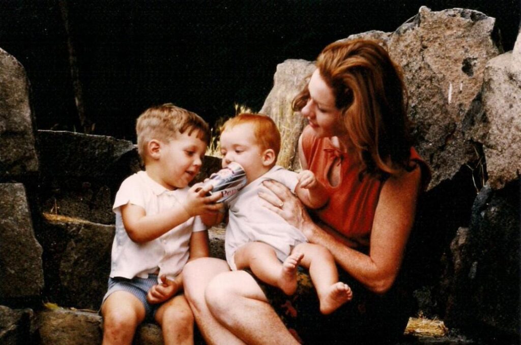 Una madre y sus dos pequeños niños. Foto: GrantKingsleyWarner