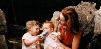 Una madre y sus dos pequeños niños. Foto: GrantKingsleyWarner