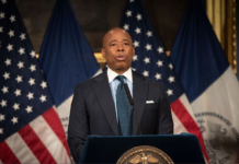 Piden revocar licencia para armas fantasma El alcalde de Nueva York, Eric Adams, durante la conferencia de prensa para revocar el permiso a la empresa fabricante de armas fantasma.
