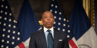 El alcalde de Nueva York, Eric Adams, durante la conferencia de prensa para revocar el permiso a la empresa fabricante de armas fantasma.
