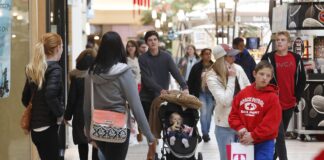 Personas caminando en el University Mall en Orem, Utah. EFE