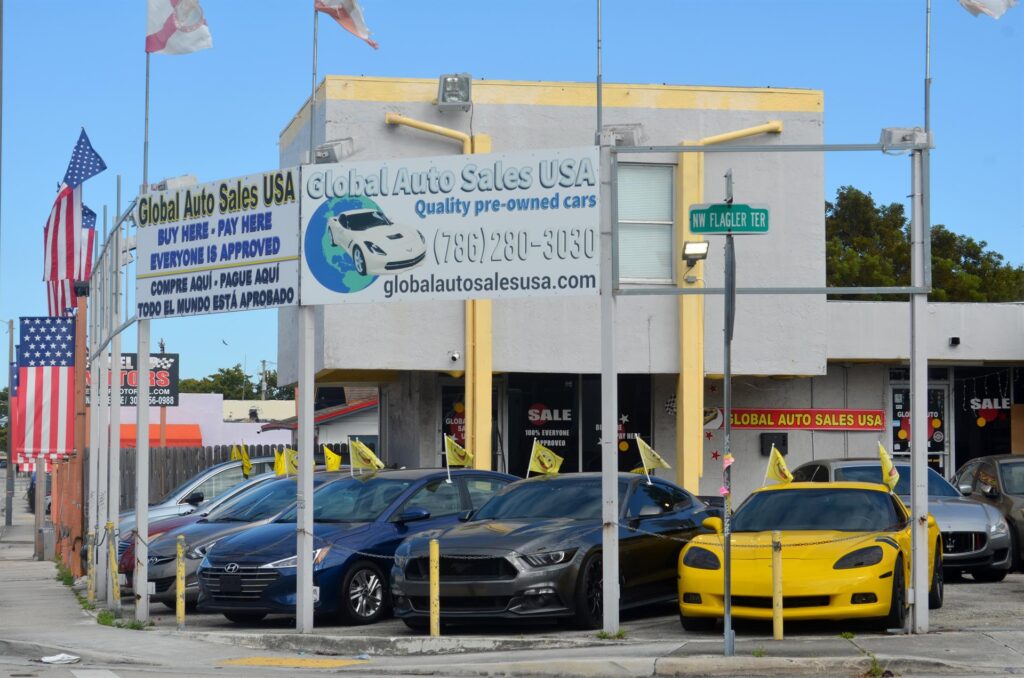un negocio de venta de autos usados en Miami, Florida. EFE