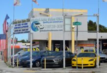 un negocio de venta de autos usados en Miami, Florida. EFE
