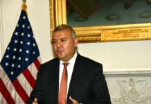 Un comisionado que sabe bien de inmigración