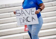 Juez de EEUU que declaró el DACA ilegal permite que se mantenga por ahora