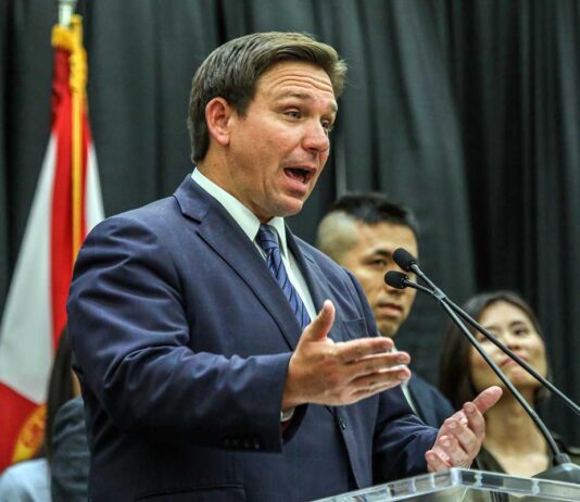 Migrantes trasladados por DeSantis pueden tener visas como víctimas de crimen