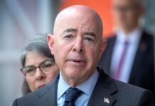 Piden a una corte congelar programa migratorio