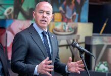Mayorkas defiende programa humanitario de Biden