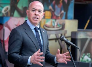 Mayorkas defiende programa humanitario de Biden