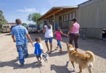 Familias de ingresos medios encaran retos para alimentar a sus hijos en EEUU