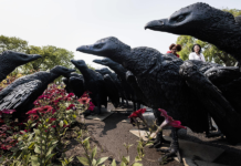 El botánico de Nueva York es tomado por cientos de esculturas de buitres