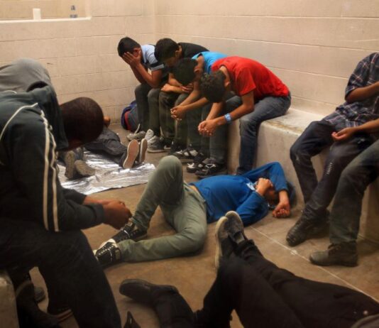 Corte impide liberar rápido a quienes cruzan la frontera