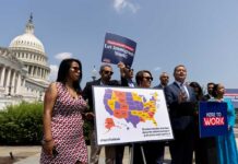 Legisladores urgen a Biden a dar permisos de trabajo a más migrantes indocumentados