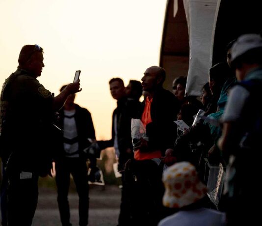 Detenciones de migrantes se desploman a niveles de 2021