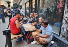 Inmigrantes recién llegados buscan albergue y trabajo en Nueva York