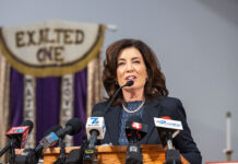 Gobernadora Hochul se reúne con líderes clave tras la renuncia de vicealcaldes de NYC