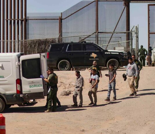 Juez estudia la legalidad del programa que ha traído a más de 180.000 migrantes a EEUU