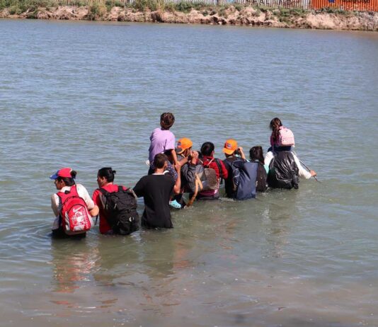 “Qué vamos a hacer acá”: Las restricciones no paran a los migrantes en la frontera de EEUU