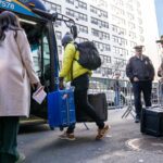 Nueva York reduce más el gasto en crisis migratoria y cancela otros recortes