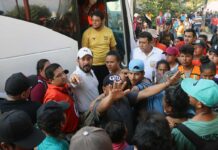 Caravana de migrantes para y se entrega a autoridades mexicanas