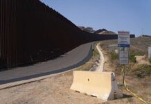 Decenas de migrantes caen del muro fronterizo