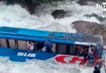 Al menos 10 heridos y policía desaparecido tras caída de autobús a un río en Perú