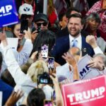 Campaña de Biden critica elección de Vance por ser un “extremista MAGA”