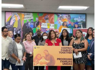Urgen a medio millón de migrantes a inscribirse en nuevo plan de legalización de Biden