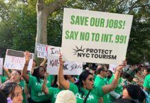 Trabajadores hoteleros de Nueva York divididos ante nueva regulación protestan en Alcaldía
