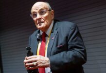 Ordenan a Giuliani entregar sus bienes a trabajadoras electorales