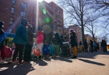 Ciudad de Nueva York reduce a 60.000 la población inmigrantes en los albergues